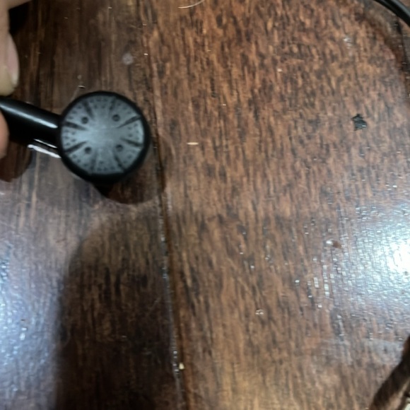 Black wired earbuds - Picture 2 of 4